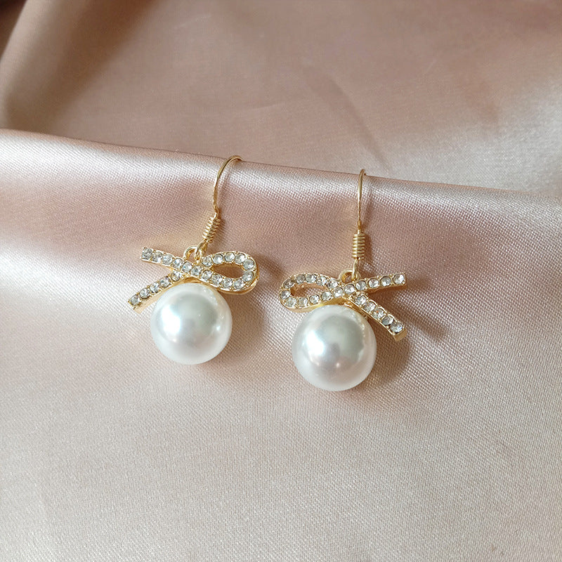 Fashionable earrings with diamond bows and pearls